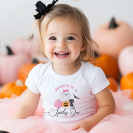 ちょっぴり怖い ハロウィン 誕生日 ピンクの Little Boo ベビーTシャツ