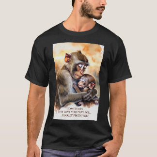 「ついにあなたを見つけた" - 里親の母と赤ちゃんの猿 Tシャツ