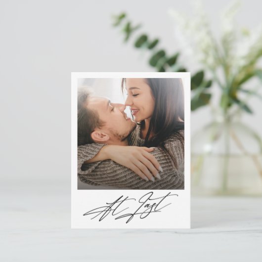 ついに現代の写真で婚約発表  案内ポストカード (スタンド正面)