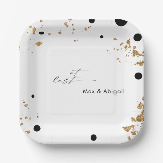 ついに結婚するカップルの名前 ブラックとゴールド ペーパープレート (正面)