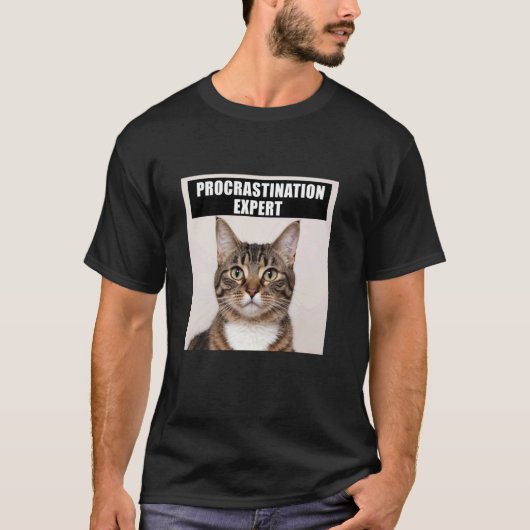 つい怠ける猫のジョーク Tシャツ (正面)