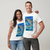 つかまえられる及び焼かれるニジマスの絵画 Tシャツ (ユニセックス)
