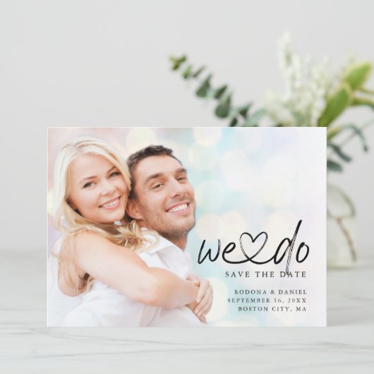 つながるハートの手書きカリグラフィー「ウエドゥ」写真QRコード セーブザデート (スタンド正面)