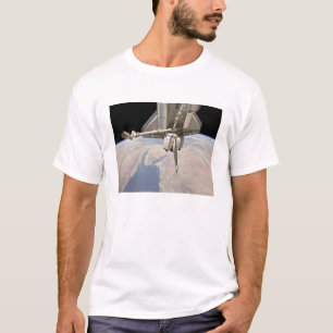 つながれたスペースシャトルの後方セクション Tシャツ