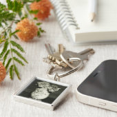 つぼに隠れている2匹の子ネコ(B&W) キーホルダー (側面)