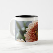 つぼの花の高角の眺め ツートーンマグカップ (正面左)