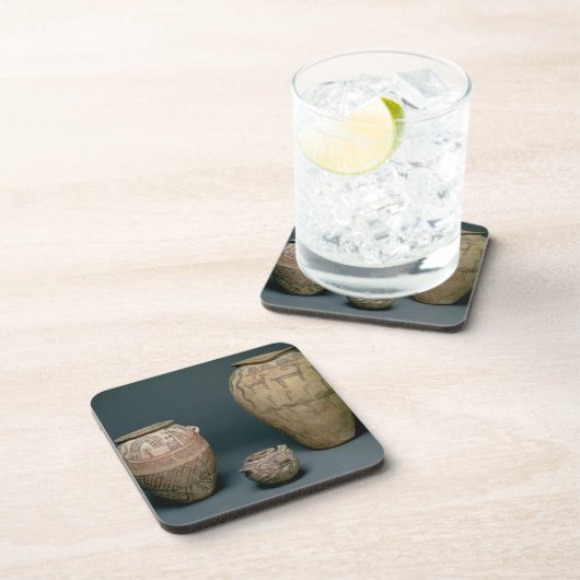 つぼは動物のさまざまなフリーズによって飾りました コースター (右側)