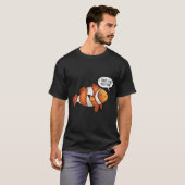 つまらないカクレクマノミ - 笑わせる気ゼロ Tシャツ (正面フル)