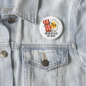 つま先にベーコンと卵の面白トーストのダジャレ 缶バッジ (インサイチュ)
