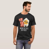 つま先にベーコンエッグが乗った面白トーストのダークBG Tシャツ (正面フル)