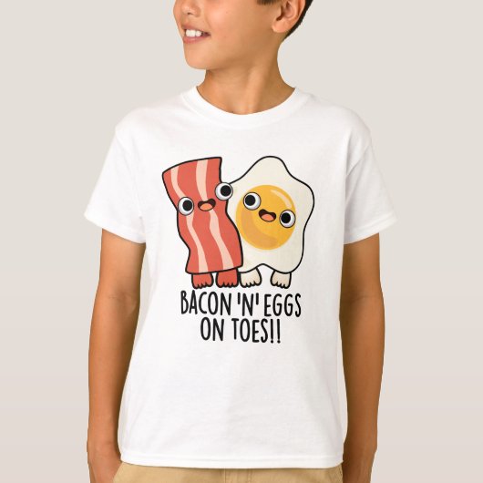 つま先にベーコンエッグの面白トーストのダジャレ Tシャツ (正面)