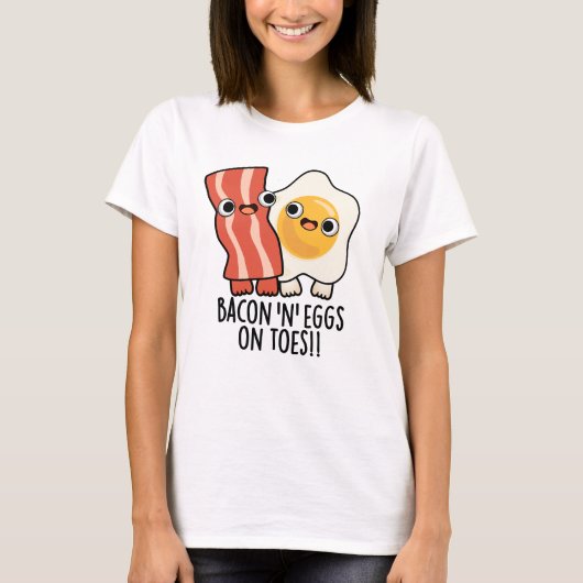 つま先にベーコンエッグの面白トーストの駄洒落 Tシャツ (正面)