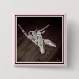 'つま先シューズ'角ピン 缶バッジ