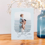 つや消し署名 |ハヌカー写真 シーズンカード<br><div class="desc">ハヌカー2021エレガントの挨拶のためのフォトカードと写真は、ペイモダンントブラシ付きフレームに縦向き写真またはポートレート向け写真を備えてユニークいる。「シャロム」は手書きの台本の下に現れ、その下にカスタムはハッピーハヌカーと書かれた休日の挨拶と家族の名前が書かれている。1年を上に追加して、思い出に残る仕上げを作成する。</div>