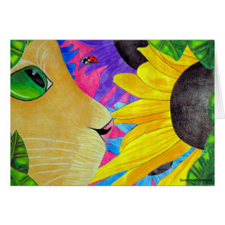 てんとう虫および花を持つ緑色の目の猫