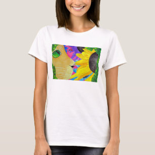 てんとう虫および花を持つ緑色の目の猫 Tシャツ