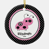 てんとう虫のパーソナライズな女の子のクリスマスのオーナメントのピンク セラミックオーナメント (正面)