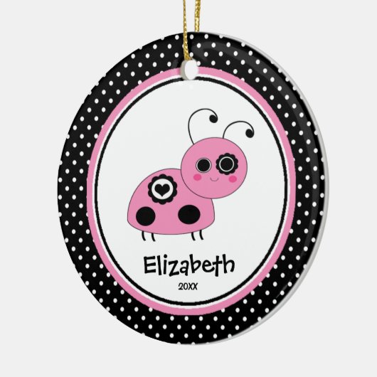 てんとう虫のパーソナライズな女の子のクリスマスのオーナメントのピンク セラミックオーナメント (左)
