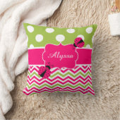 てんとう虫のピンクの緑のパーソナライズな枕 クッション (ブランケット)