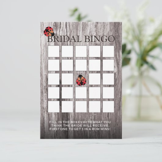 てんとう虫の木製の背景のブライダルシャワーのビンゴカード 招待状 (スタンド正面)