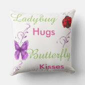 てんとう虫は蝶キスの枕を抱き締めます クッション (裏面)