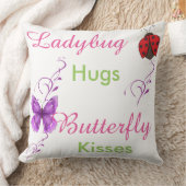 てんとう虫は蝶キスの枕を抱き締めます クッション (ブランケット)