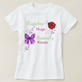 てんとう虫は蝶キスのTシャツを抱き締めます Tシャツ