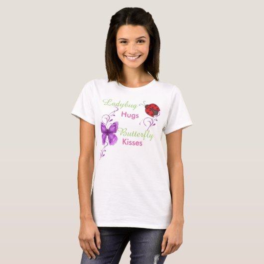てんとう虫は蝶キスのTシャツを抱き締めます Tシャツ (正面フル)