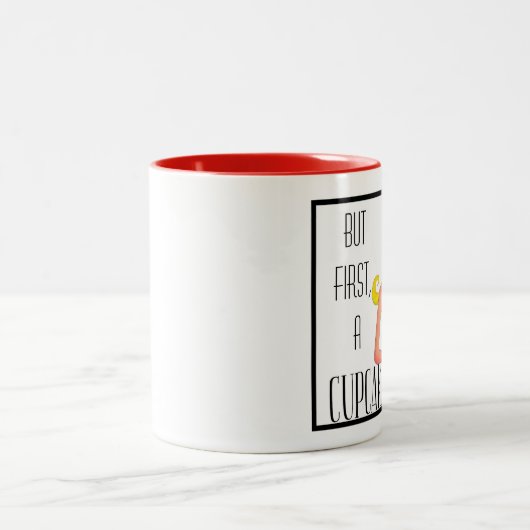 「でもまず第一に、カップケーキだ!」 ツートーンマグカップ (中央)