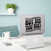 「でも死んだの？」 車のデカール シール (デスク上のノートパソコン)