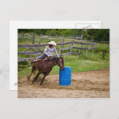 ~でバレルレースを練習する乗馬の女性のカーボーイ ポストカード (正面/裏面)