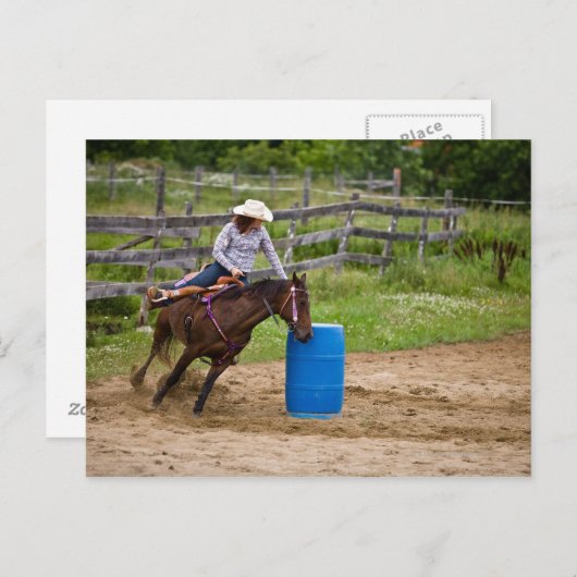 ～でバレルレースを練習する乗馬の女性のカーボーイ ポストカード (正面/裏面)
