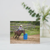 ~でバレルレースを練習する乗馬の女性のカーボーイ ポストカード (スタンド正面)