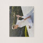 でヨガエクササイズをする中年女性 ジグソーパズル (縦)