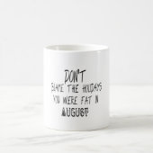 〜で太っていた休日を責めな威厳があるい コーヒーマグカップ (中央)