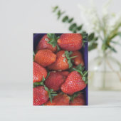 ～で販売するために熟した新鮮なイチゴのパネット ポストカード (スタンド正面)