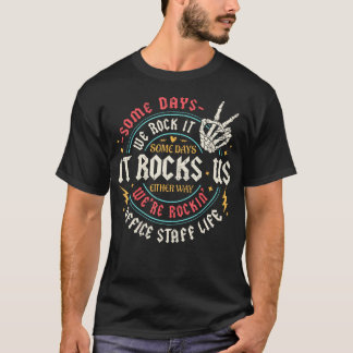 とある日はオフィスで大活躍！職員生活 バックトゥ Tシャツ