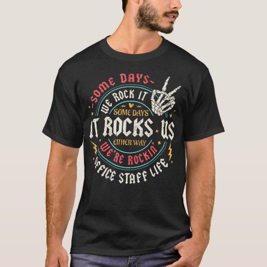 とある日はオフィスで大活躍!職員生活 バックトゥ Tシャツ (正面)