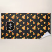 とおもしろいカッコいいピザのスライスはモノグラムのパターン ビーチタオル (正面)