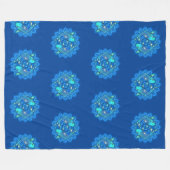 とかわいらし色鮮やかなマンダラ/万華鏡のように千変万化するパターンコイ1 フリースブランケット (正面(横))