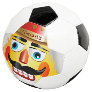 とがっおもしろいた口ひげを持つナツクラッカー玩具兵士 サッカーボール