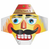 とがっおもしろいた口ひげを持つナツクラッカー玩具兵士 サッカーボール (フラット)