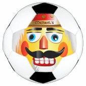 とがっおもしろいた口ひげを持つナツクラッカー玩具兵士 サッカーボール (正面)