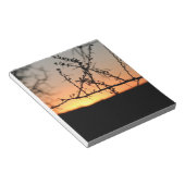 とげのあるアカシアの木のシルエットを持つアフリカの夕日 ノートパッド (アングル)