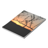 とげのあるアカシアの木のシルエットを持つアフリカの夕日 ノートパッド (回転)