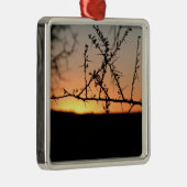 とげのあるアカシアの木のシルエットを持つアフリカの夕日 メタルオーナメント (右)