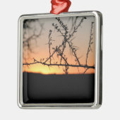 とげのあるアカシアの木のシルエットを持つアフリカの夕日 メタルオーナメント (左)