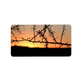 とげのあるアカシアの木のシルエットを持つアフリカの夕日 ラベル