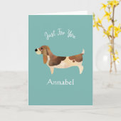 とってもかわいいパーソナライズドバセットハウンド カード (黄色い花)