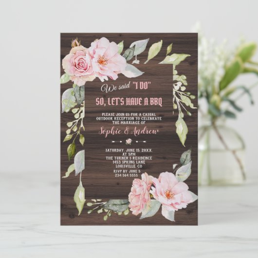 とってもキュートなブッシュピンクの花柄 ウッド 私たちは「I DO」 BBQ 招待状 (スタンド正面)